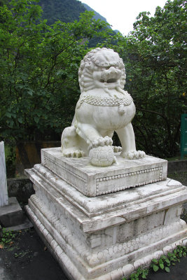 Lion statue at the end of the Tzumu Bridge.