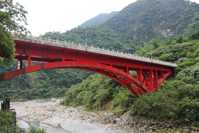 Another view of the Tzumu Bridge from the Shakadang Trail.