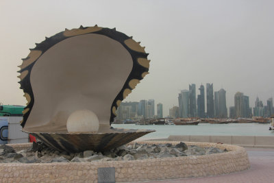 It symbolizes the importance of the pearl diving industry, which was the backbone of the Qatar economy until the discovery oil.