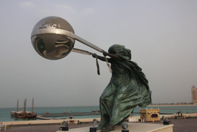 This famous statue symbolizes Qatar pulling the world towards herself as she emerges as a great and vibrant country.