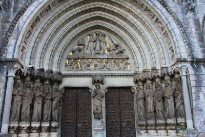 Gothic arches over the entrance of the cathedral.