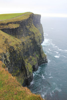 The cliffs consist mainly of beds of Namurian shale and sandstone. 
