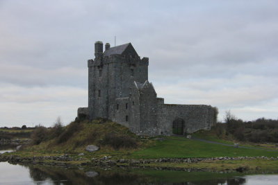 It was built in 1520 by the OHynes clan on Galway Bay. It was restored in the 20th century.