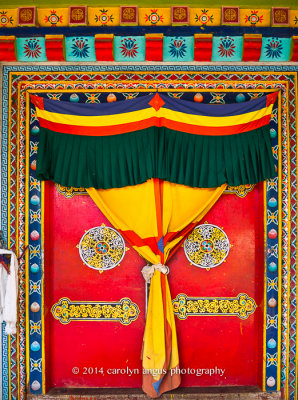 Imposing_Buddhist_Temple_Door