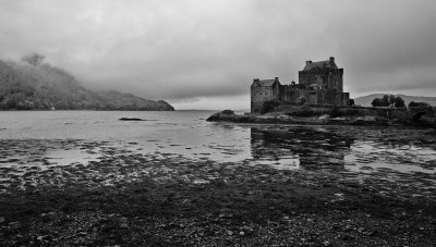 Eilean Donan castle BW.jpg