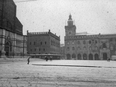 Piazza Maggiore under snowing