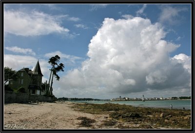 Mansion with a Cloud. (Loctudy/Ile-Tudy).
