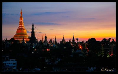 Paya Shwedagon. Evening.