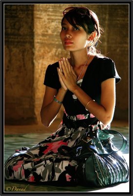 Praying - Hti La Min Lo Pagoda.