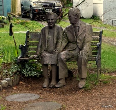 Old couple statue