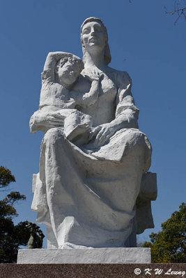 Mother and child statue DSC_3846