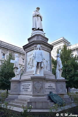 Statue of Leonardo da Vinci DSC_5918