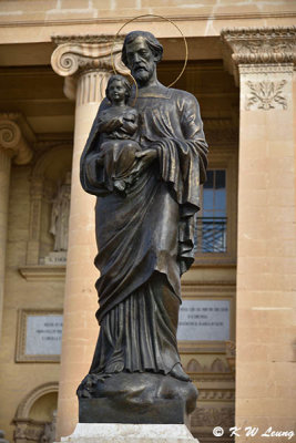 Statue of St. Joseph and baby Jesus in front of Mosta Dome DSC_6611