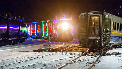 CP Holiday Train 2013 Approaches (39950)