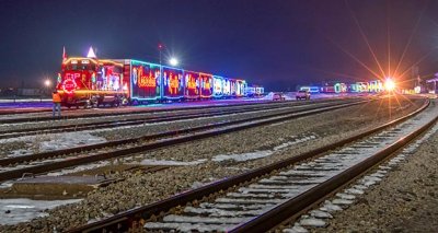 CP Holiday Train 2016 Both (P1150925-7)