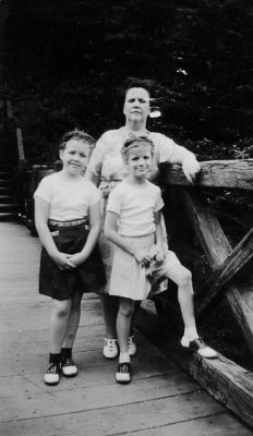 Goldie Hall with Daughters Katie and Becky