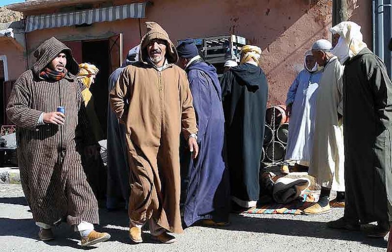 Vendeur du pain sur le march hbdomadaire de vendredi  Jamaa Idaoussemlal, Maroc