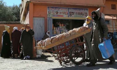 Vendeur du pain sur le marché hébdomadaire de vendredi à Jamaa Idaoussemlal, Maroc