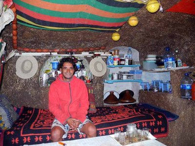 Pêcheur dans son habitation troglodytique a Sidi R'bat, Maroc.