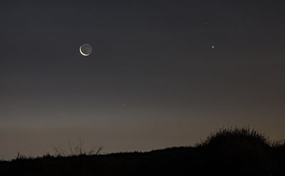 The rising Crescent Moon, Mercury and Venus