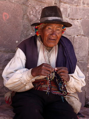 Homme tricotant
