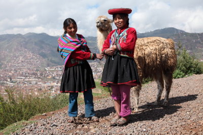 Jeunes femmes au lama