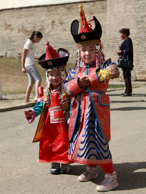 Fillettes en costume traditionnel