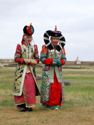 Jeunes femmes en costume traditionnel