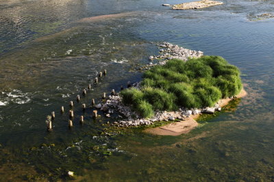 Les rondins de la passerelle provisoire permettant de franchir la Loire