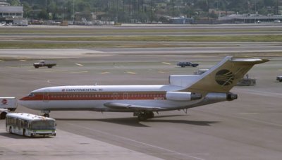 LAX MAY80 CO B727.jpg