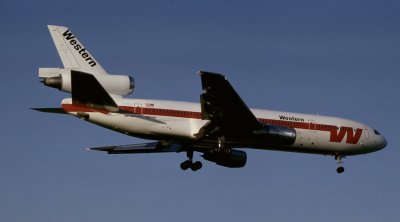 LGW MAR81 WA DC10.jpg