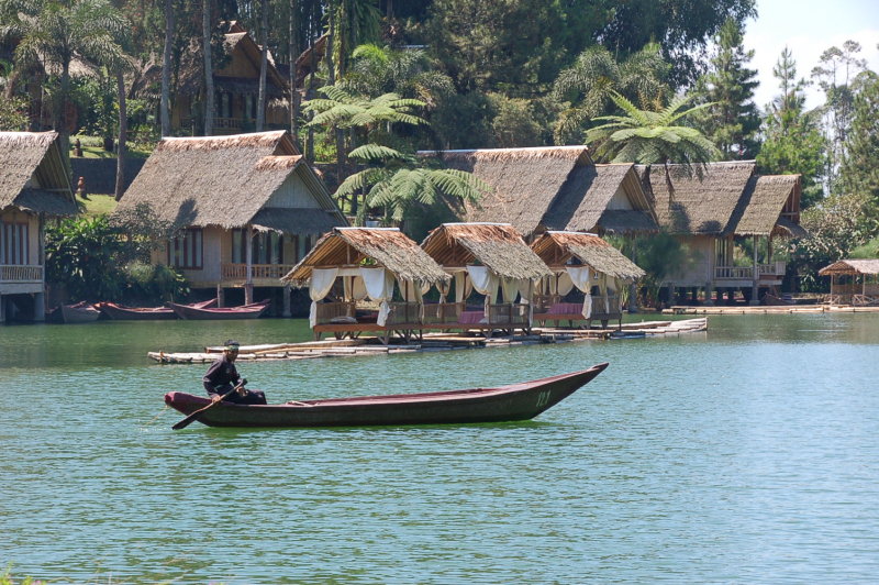 Mengayuh sampan