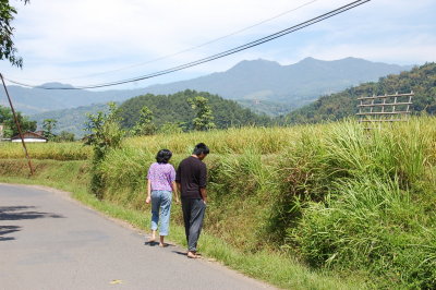 Jalan desa di pinggiran kota Sumedang