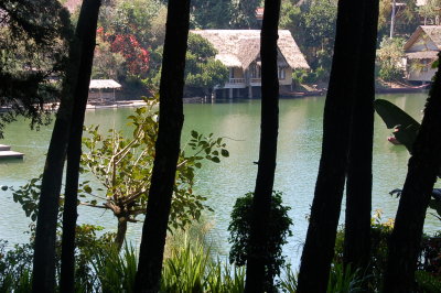 Ditepi danau
