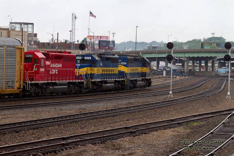 dme6432_west_at_union_station_kc_mo.jpg