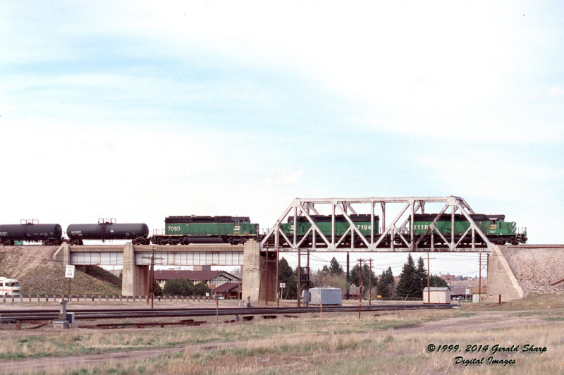 bnsf8118_east_at_cheyenne_wy.jpg