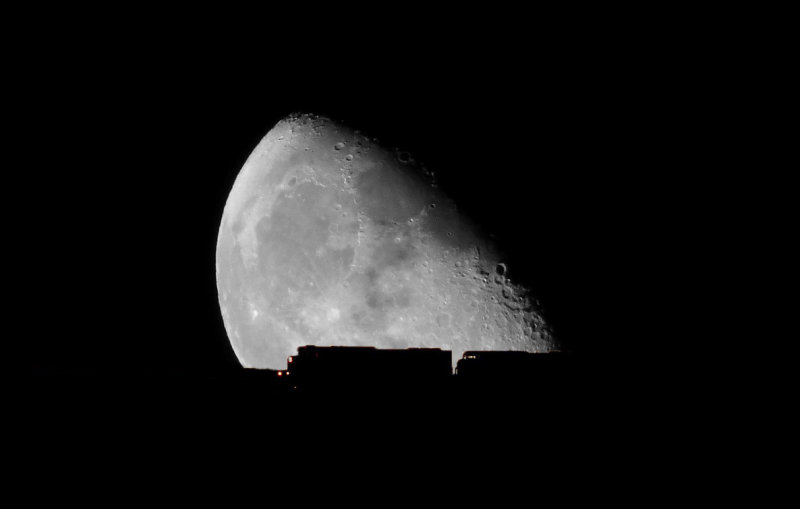 mooooooon_and_train.jpg