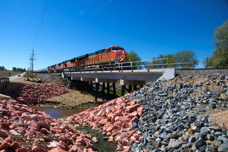 bnsf6977_north_at_little_thompson_creek_co.jpg