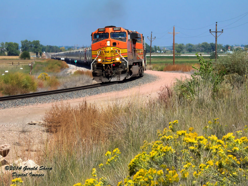 bnsf4892_south_at_sss_longs_peak_co.jpg