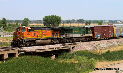 bnsf5353_west_with_Sou_at_west_barr_1.jpg
