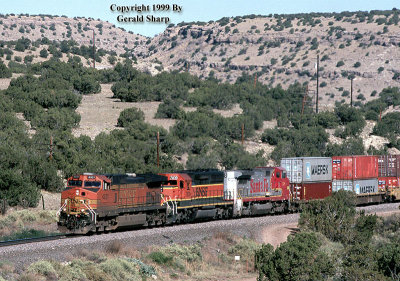 bnsf4931east_at_scholle.jpg