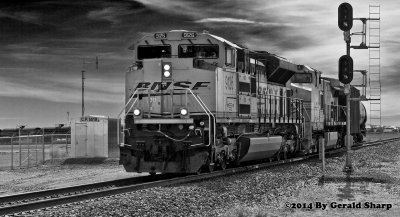 bnsf9126_east_oil_train_leaving_tampa_co_b&w.jpg