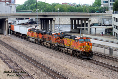 bnsf5279_west_at_union_station_kc_mo.jpg