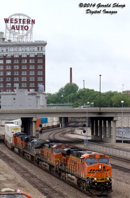 bnsf7520_west_at_union_station_kc_mo.jpg