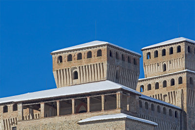 torre della camera d'oro in primo piano ; mastio in secondo piano