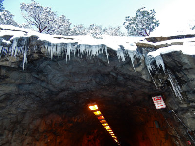 DSCN0324-TunnelIcicles.jpg