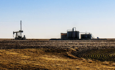 Kansas farms often include oil wells IMG_1736r1200.jpg