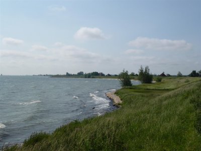 Strandje langs het IJsselmeer