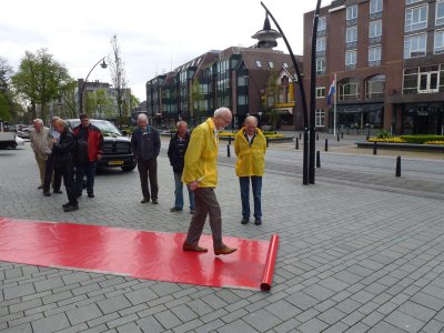 De rode loper wordt door wethouder Johan Varkevisser zelf uitgerold !