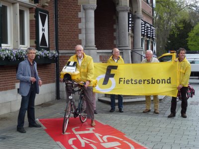 Wethouder Johan Varkevisser is klaar voor de aftrap